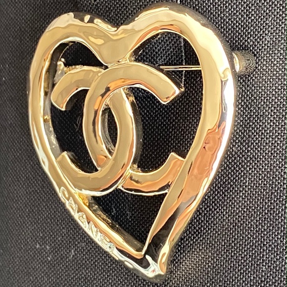 CHANEL 2022P GOLDEN TONE HEART METAL BROOCH WITH CC LOGO - Picture 10 of 16